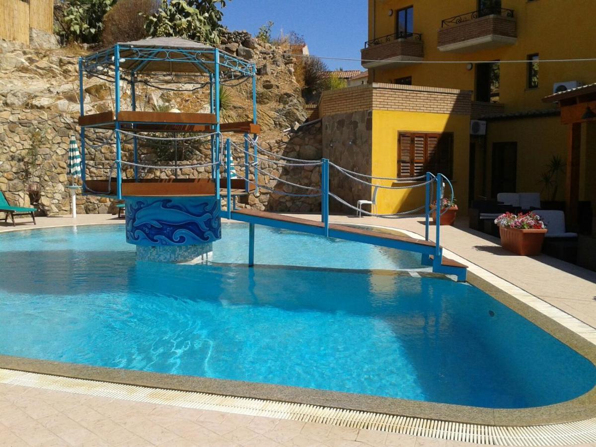 SantʼAnna Arresi Hotel Le Palme מראה חיצוני תמונה